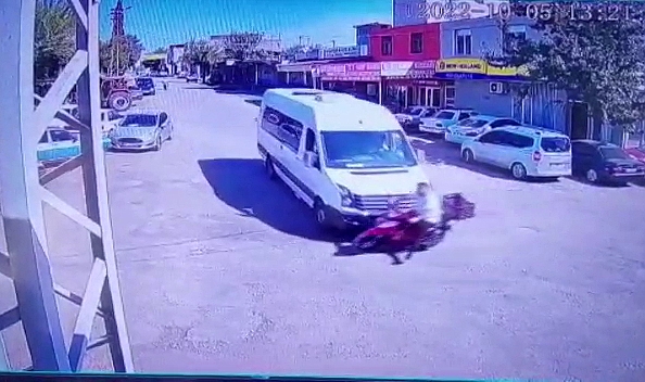 Minibüsün motosikletliye çarptığı an kamerada