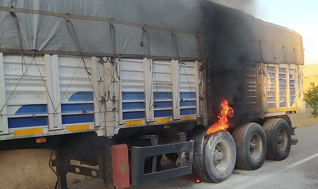 Seyir halindeki tırın patlayan tekeri alev aldı