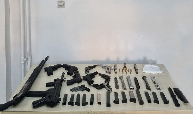 Silah ve kesici alet teşhir eden şüpheli yakalandı