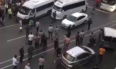 Sokak ortasında yaşanan bıçaklı kavga kameraya yansıdı