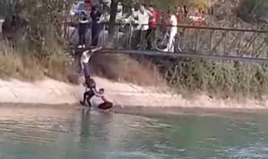 Sulama kanalına düşen kadını vatandaşlar kurtardı
