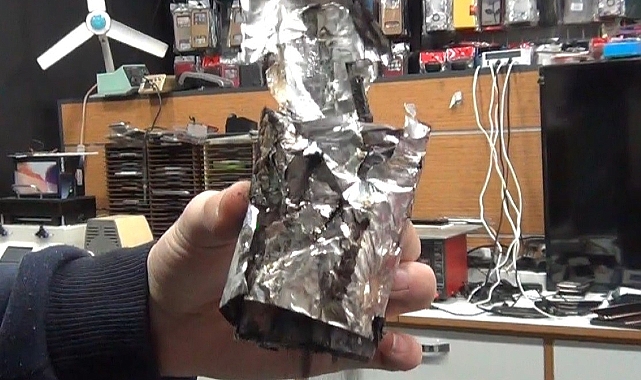 Telefon bataryasından çıkan yangın panik yarattı