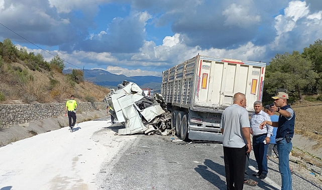 Tır ile minibüs çarpıştı 3 kişi hayatını kaybetti