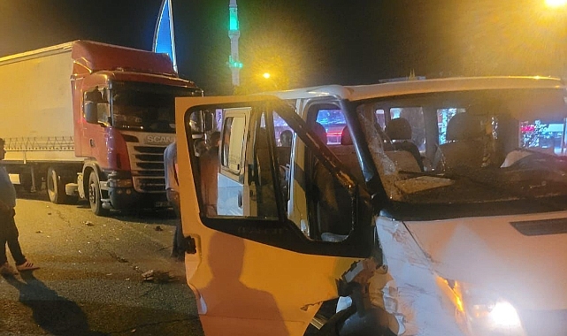 Tır ile minibüs çarpıştı: 4 yaralı
