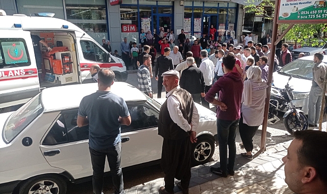 Yolun karşısına geçen yayalara otomobil çarptı: 1 yaralı