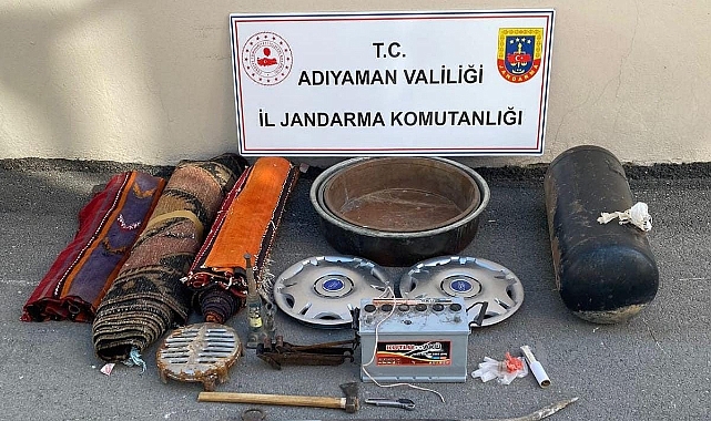 Araçlardan parça çalan 2 şahıs, tutuklandı