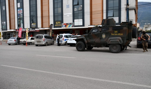 Barışmak için çağırdığı yengesini öldürdü, 2 akrabasını da rehin aldı
