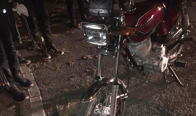 Bir otomobil ve iki motosikletin çarpıştığı kazada 2 kişi yaralandı