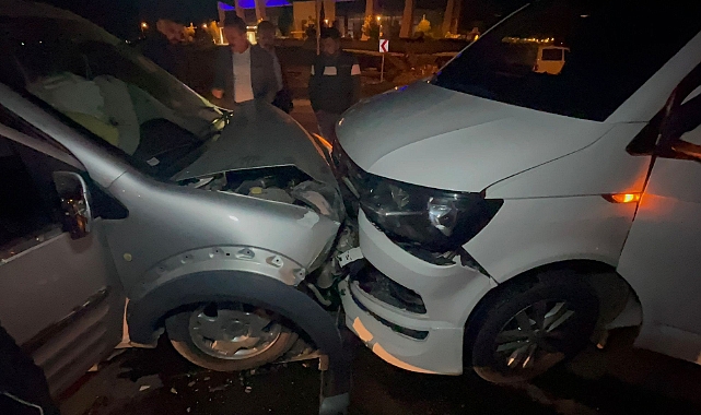 İki araç kafa kafaya çarpıştı: 3 yaralı