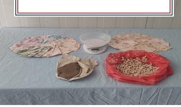 Klozetten yüzlerce uyuşturucu hap çıktı