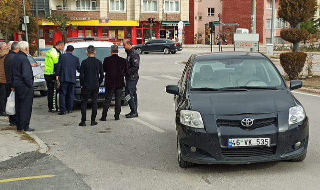 Otomobil yolun karşısına geçmek isteyen çocuğa çarptı