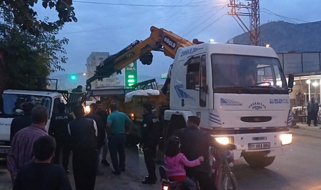 Vincin çarptığı park halindeki transit savruldu yayayı yaraladı