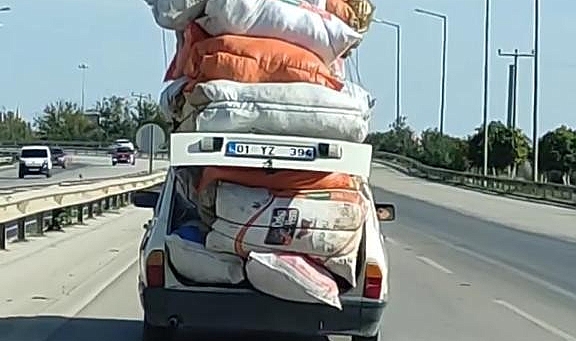 Yükünü gören şaşırdı: Kamyonet değil otomobil