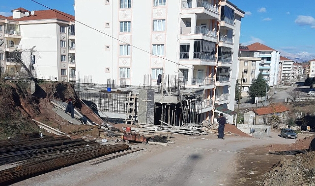 Asansör boşluğuna düşen işçi yaralandı