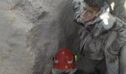 Beline kadar kuma gömülen genç, itfaiye ekipleri tarafından kurtarıldı