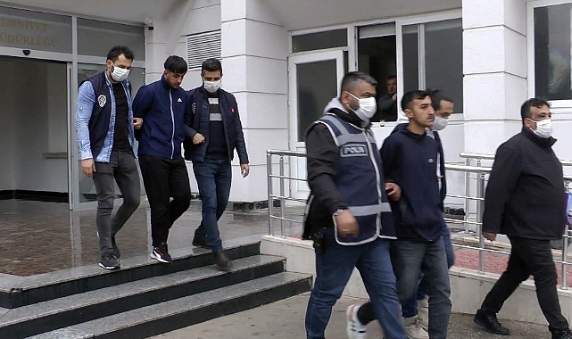 Biri darp etti, diğeri sokak ortasında silahla vurdu