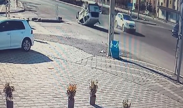 Diyarbakır'da iki otomobil kaza yaptı: 2 yaralı