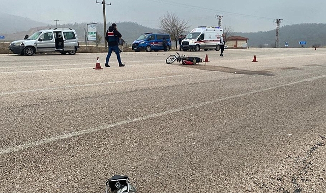 Hafif ticari araç ile motosiklet çarpıştı: 2 yaralı