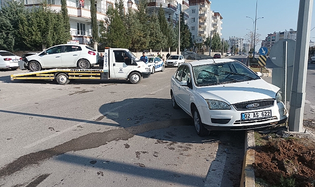 İki otomobil çarpıştı: 2 yaralı