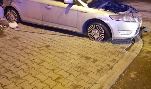 İki otomobil çarpıştı: 3 yaralı