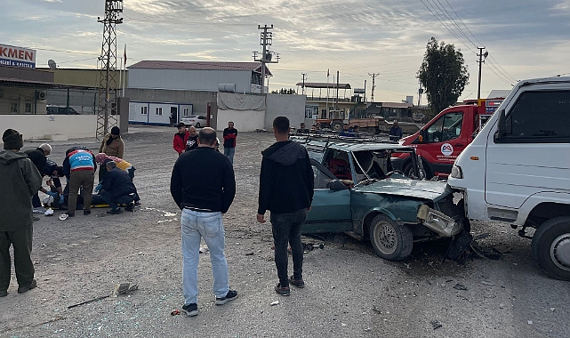 Kamyonet ile otomobil çarpıştı: 2 yaralı
