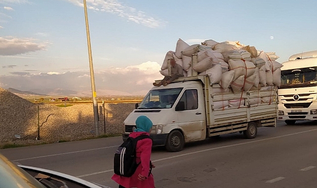 Kamyonetteki tehlikeli yolculuk yürekleri ağza getirdi
