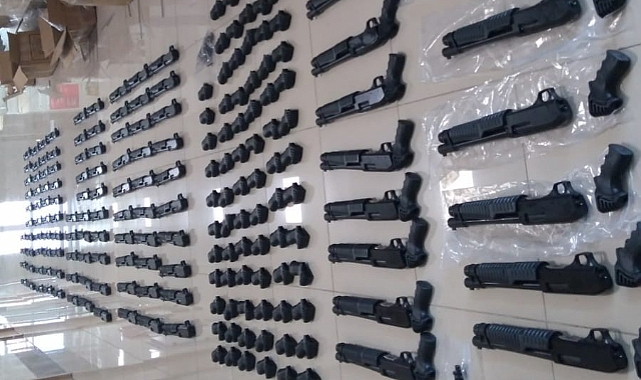 Kargo ile Aydın'a silah gönderirken yakalandılar