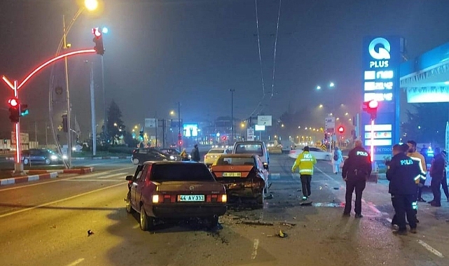 Kırmızı ışıkta zincirleme kaza: 2 yaralı