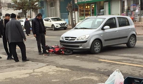 Otomobil ile elektrikli bisiklet çarpıştı: 1 yaralı
