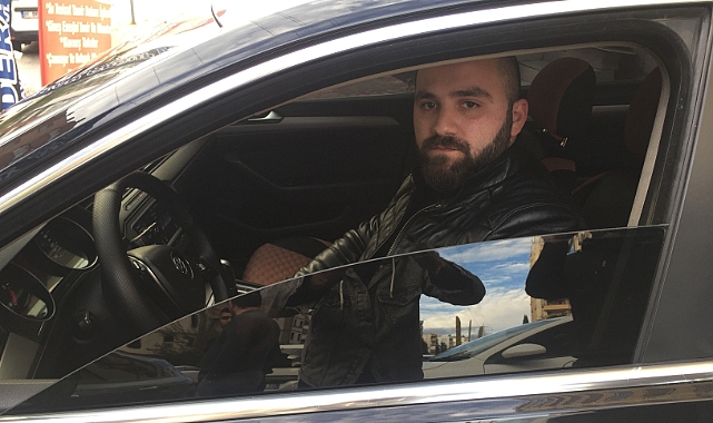 Otomobilde oturan iki arkadaşa silahlı saldırı