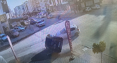 Otomobiller çarpıştı, kaza anı kameraya yansıdı