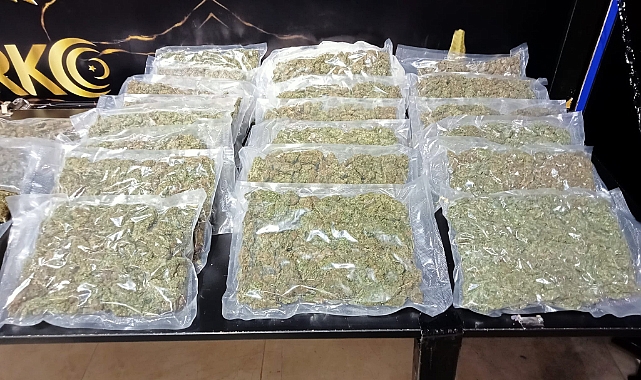 Sargı bezi yüklü tırdan 12 kilo esrar çıktı