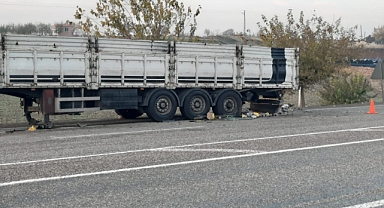 Seyir halindeki tır alev yandı