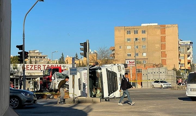 Tır hafif ticari aracın üzerine devrildi: 2 yaralı