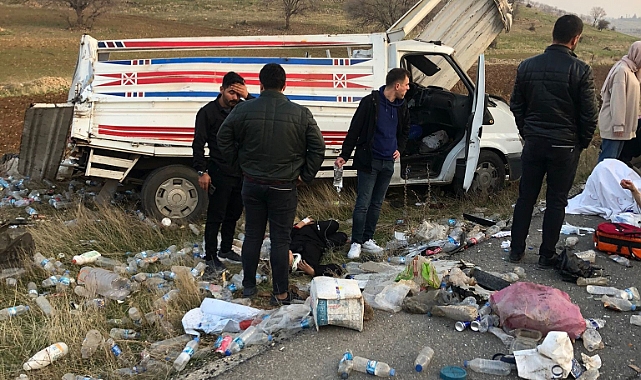 Tır yol kenarında bekleyen kamyonete çarptı: 3 yaralı