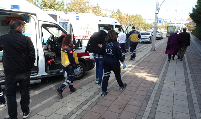 Yolcu indiren otomobile başka bir otomobil çarptı: 4 yaralı