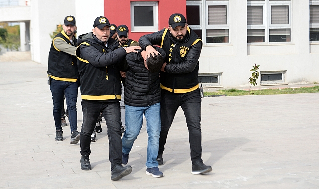 Adana'da bir eve yapılan baskında çok sayıda cephanelik ele geçirildi