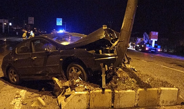 Aşırı hız yapan sürücü elektrik direğine çarptı