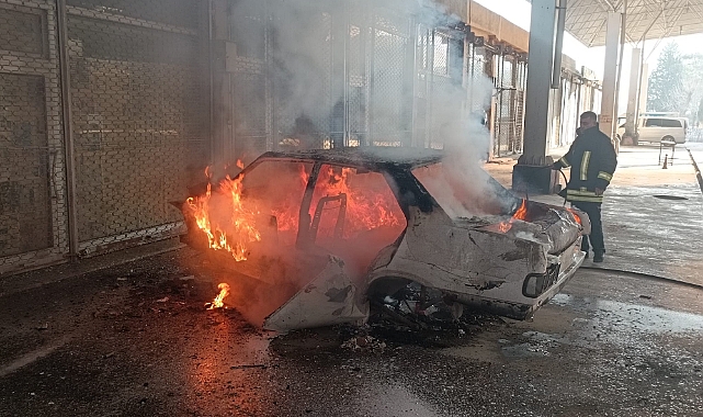 Besni’de atıl durumdaki otomobil yandı