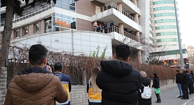 Binanın çatısına çıkıp intihar etmek isteyen kişi ikna edildi