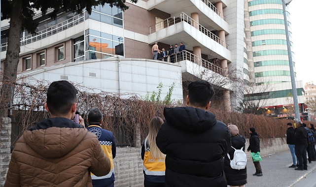 Binanın çatısına çıkıp intihar etmek isteyen kişi ikna edildi