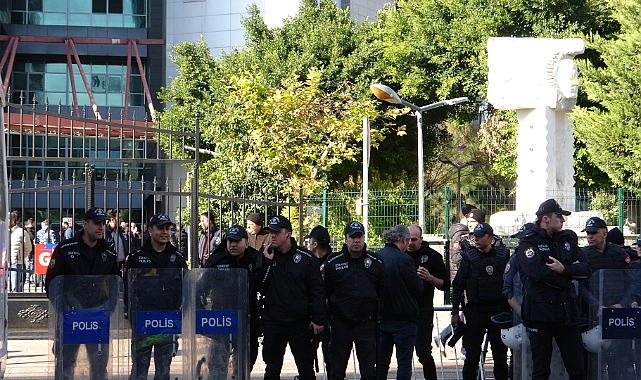 Cinayet davası öncesi taraflar birbirine kurşun yağdırdı: 1 yaralı