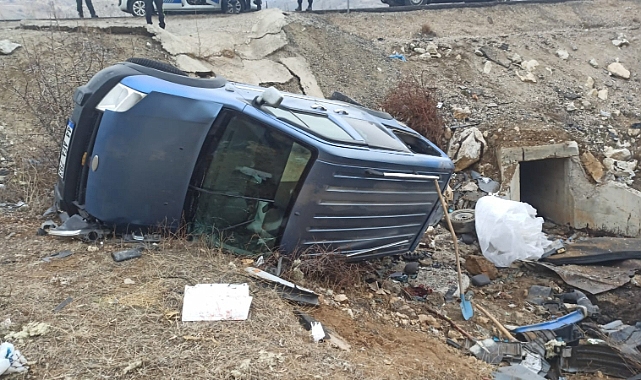 Direksiyon hakimiyetini kaybeden sürücü şarampole yuvarlandı