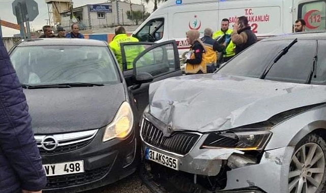 İki otomobil çarpıştı: 1 ölü, 2 yaralı