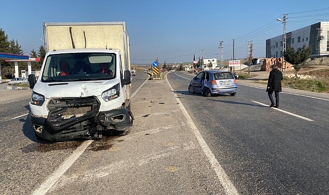 Kamyonet ile otomobilin çarpışması sonucu 7 kişi yaralandı