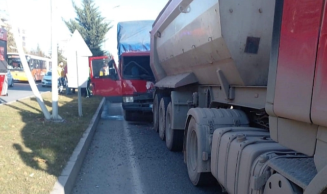Kamyonet kamyona çarptı: 1 yaralı