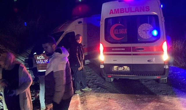 Kaza yerine giden ambulans buzlanma nedeniyle yoldan çıktı