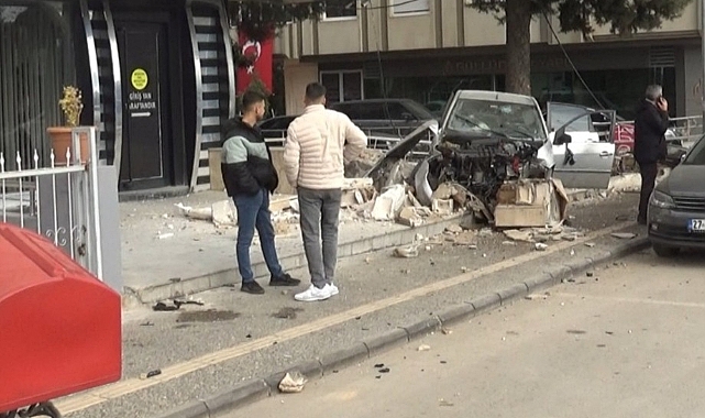 Kontrolden çıkan araç duvara çarptı: 4 yaralı