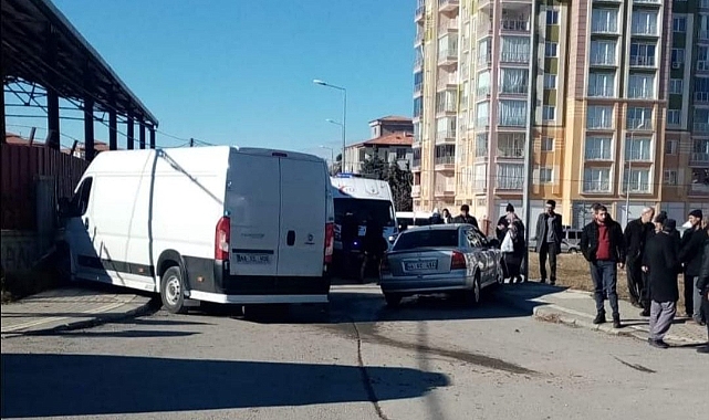 Minibüs ile otomobil çarpıştı: 2 yaralı