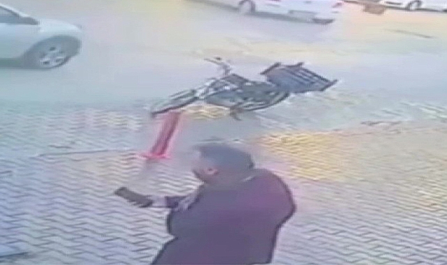 Motosikletli otomobile çarptı, ticari aracın üzerine düştü